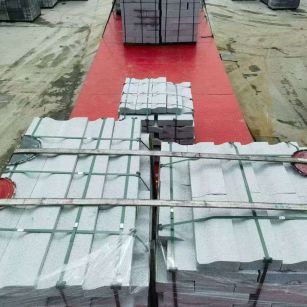 东营 芝麻白仿形加直形路沿石出货日常