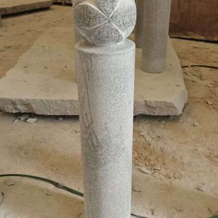 东营 芝麻白花岗岩石材挡车石柱、停车柱、圆柱挡车柱、方柱挡车柱等