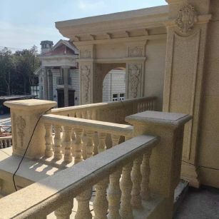 东营 黄金麻别墅外墙干挂雕花配合阳台栏杆花瓶柱