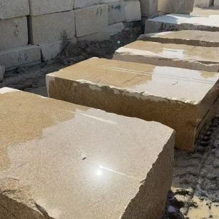 东营 黄金麻方料堆场洗料分选中，原材料充足