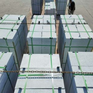 东营 芝麻白花岗岩5公分地铺石 花岗岩厂家工厂装车日常