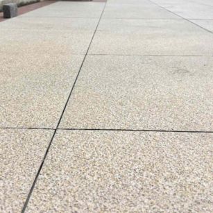 东营 黄金麻花岗岩石板材荔枝面地面铺装效果