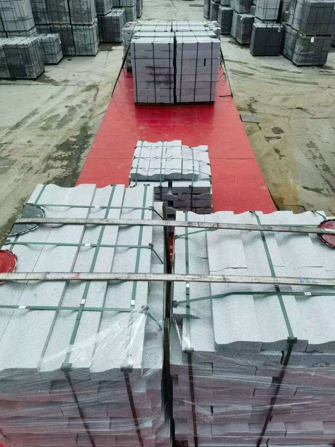 东营 芝麻白仿形加直形路沿石出货日常