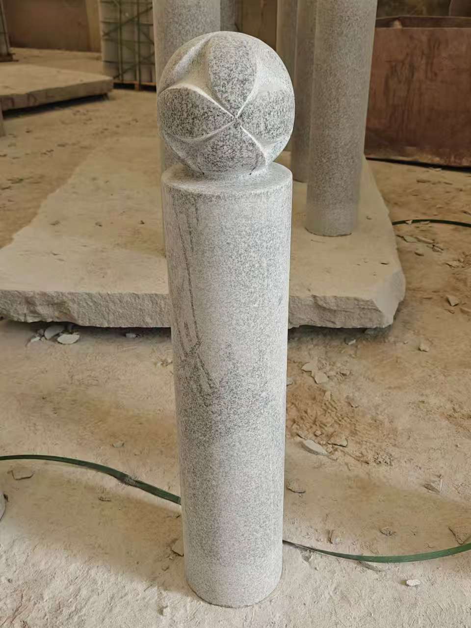 东营 芝麻白花岗岩石材挡车石柱、停车柱、圆柱挡车柱、方柱挡车柱等