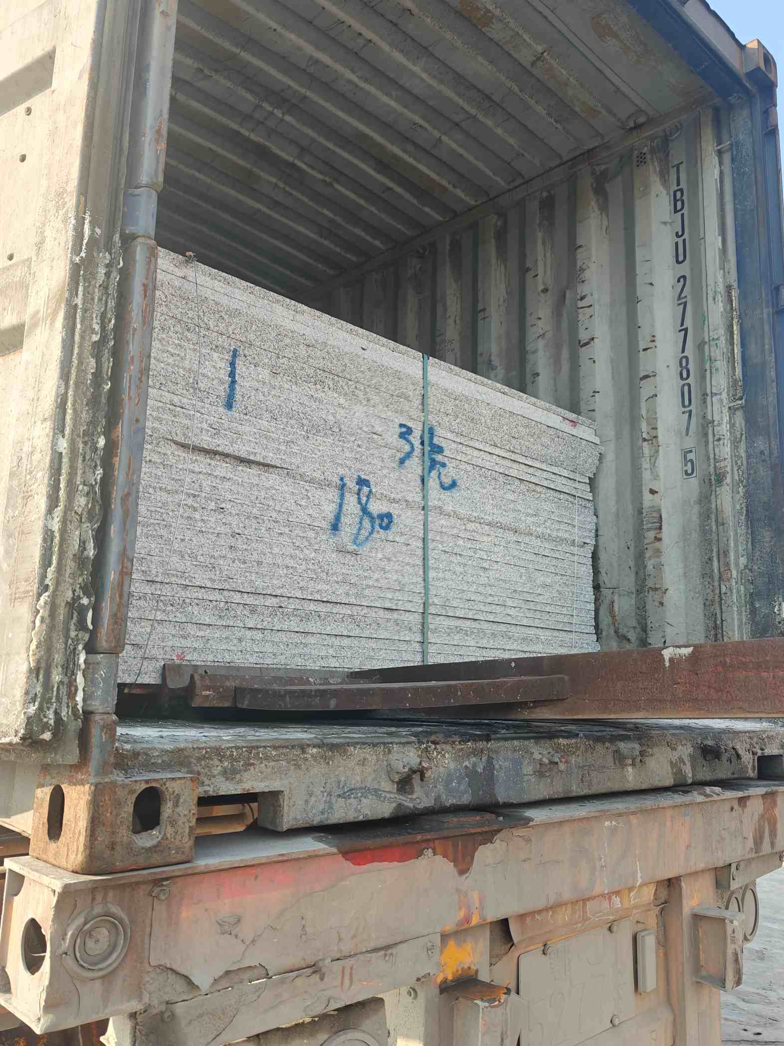 东营 芝麻白花岗岩石材3.0公分光面毛板装柜出货