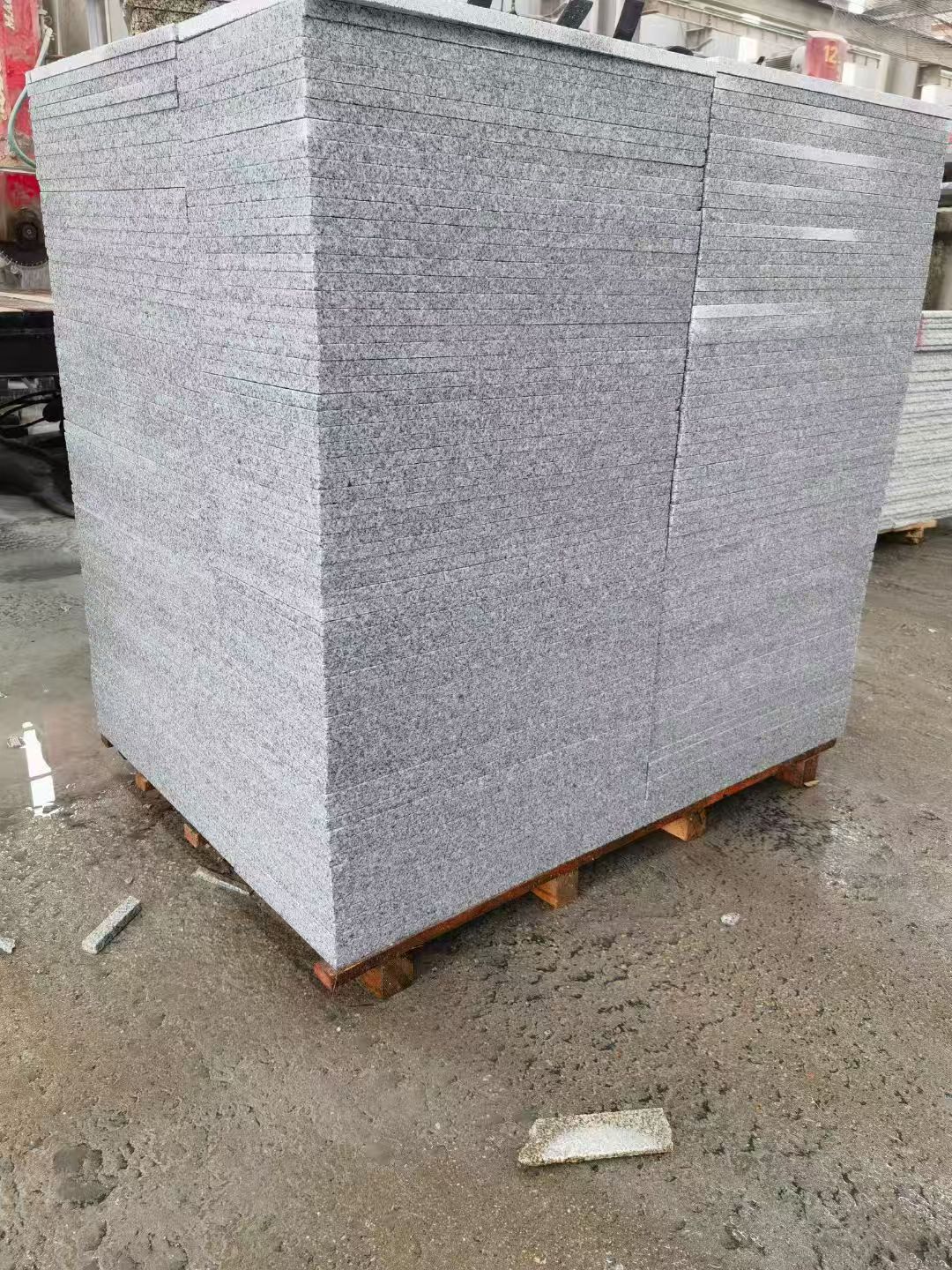 东营 芝麻白火烧面1.8厚300*600地铺石，尺寸标准，厚薄均匀