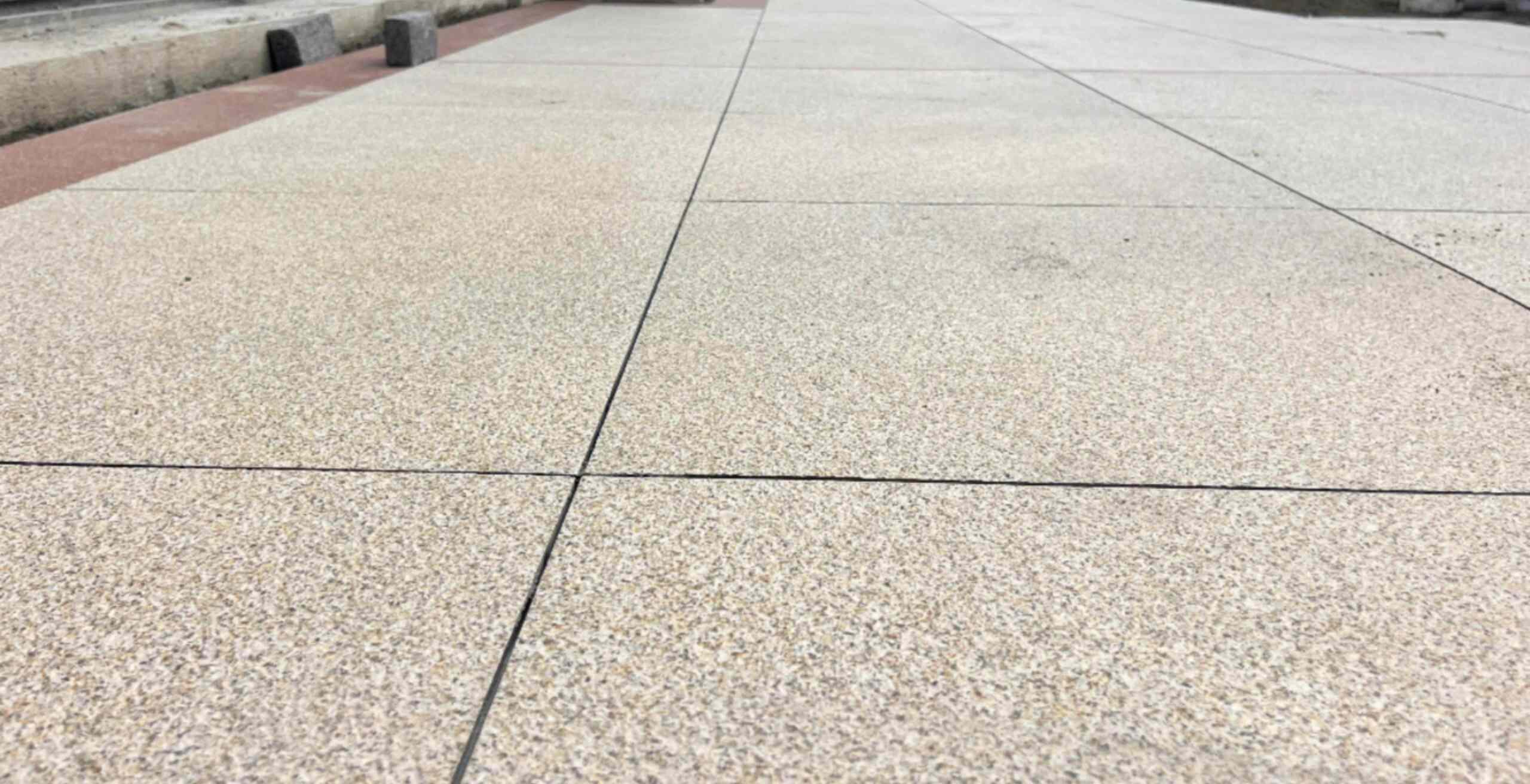 东营 黄金麻花岗岩石板材荔枝面地面铺装效果