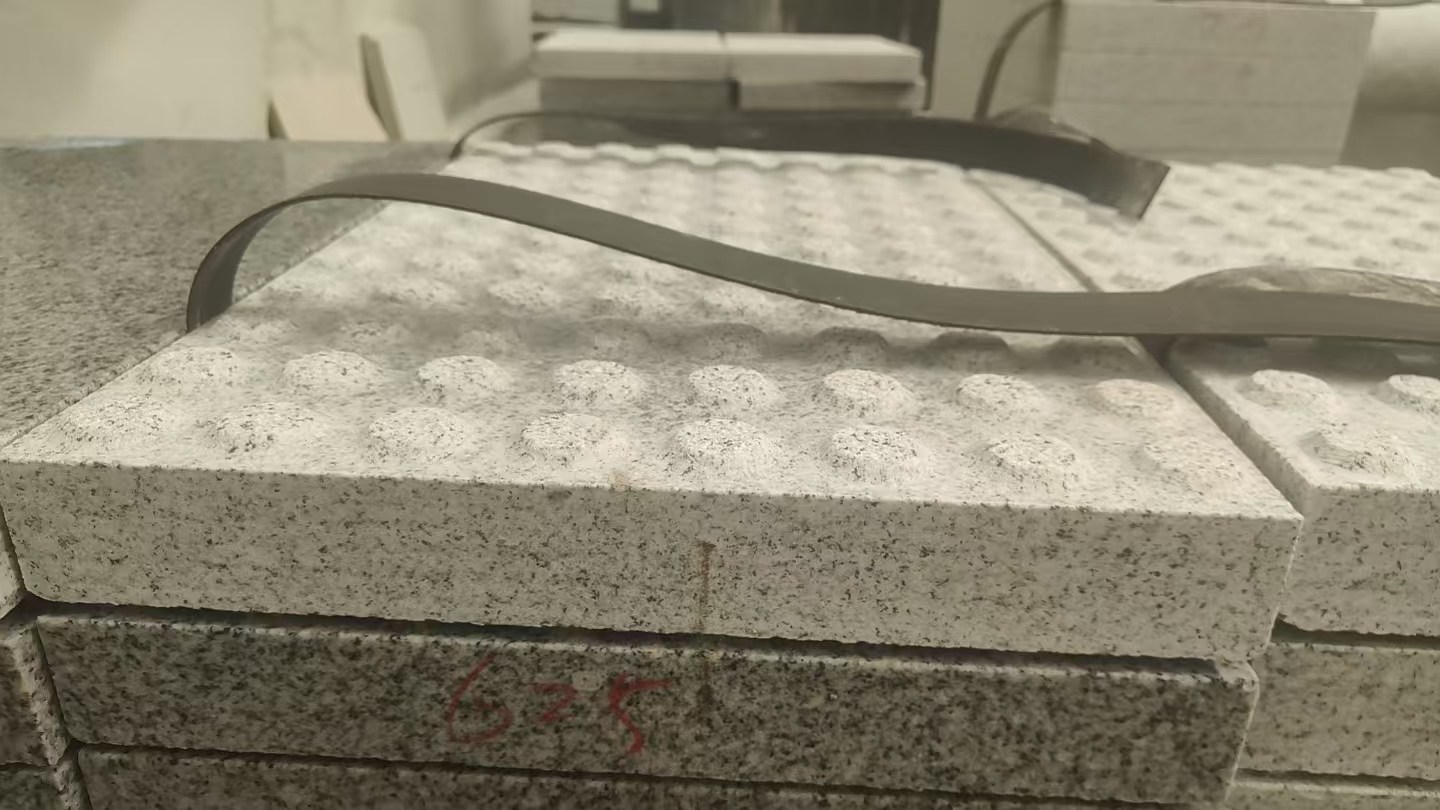 东营 芝麻白花岗岩6.0公分荔枝面五轴加工雕刻盲点