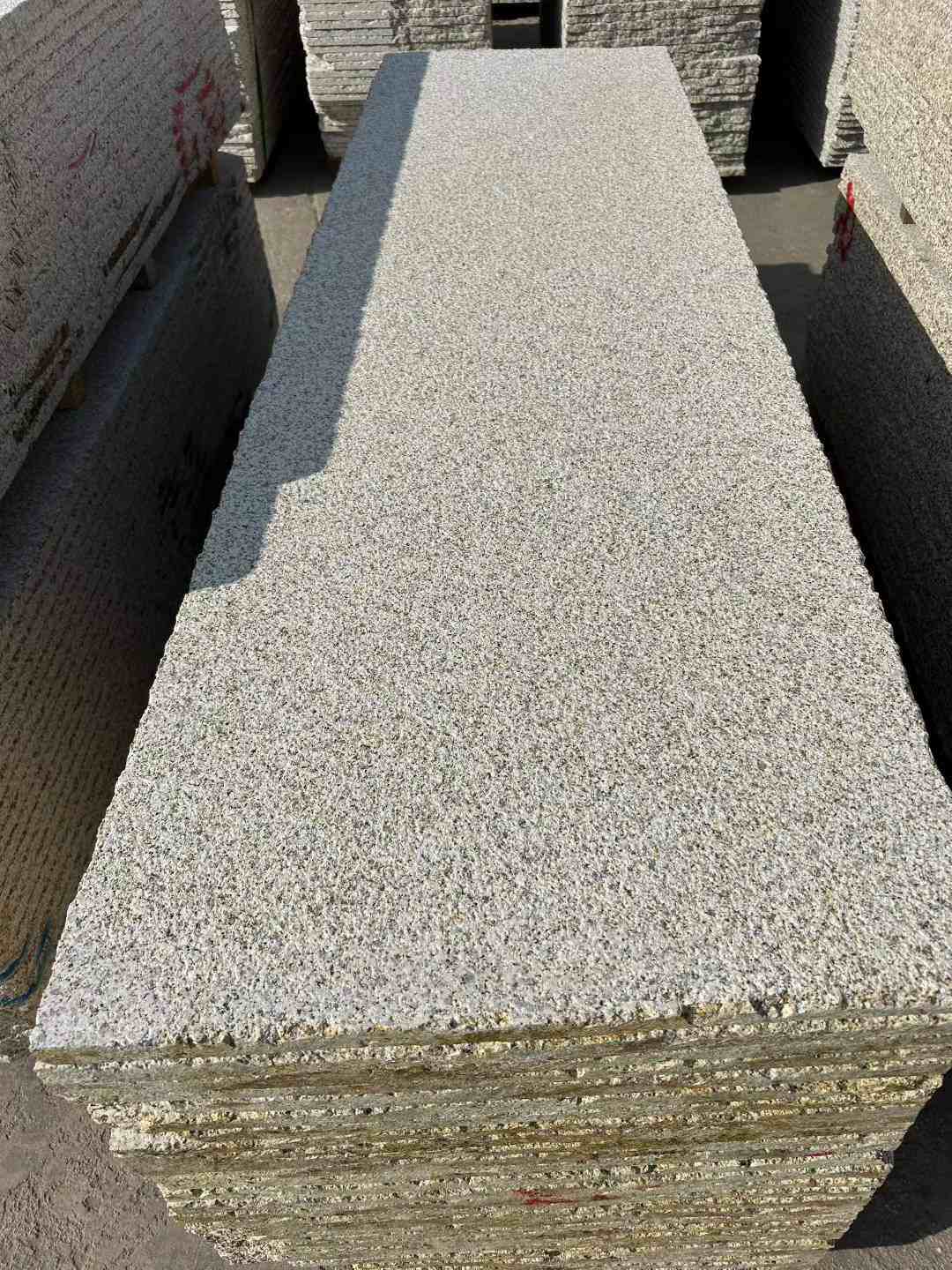 东营 黄金麻花岗岩荔枝面毛板，半成品