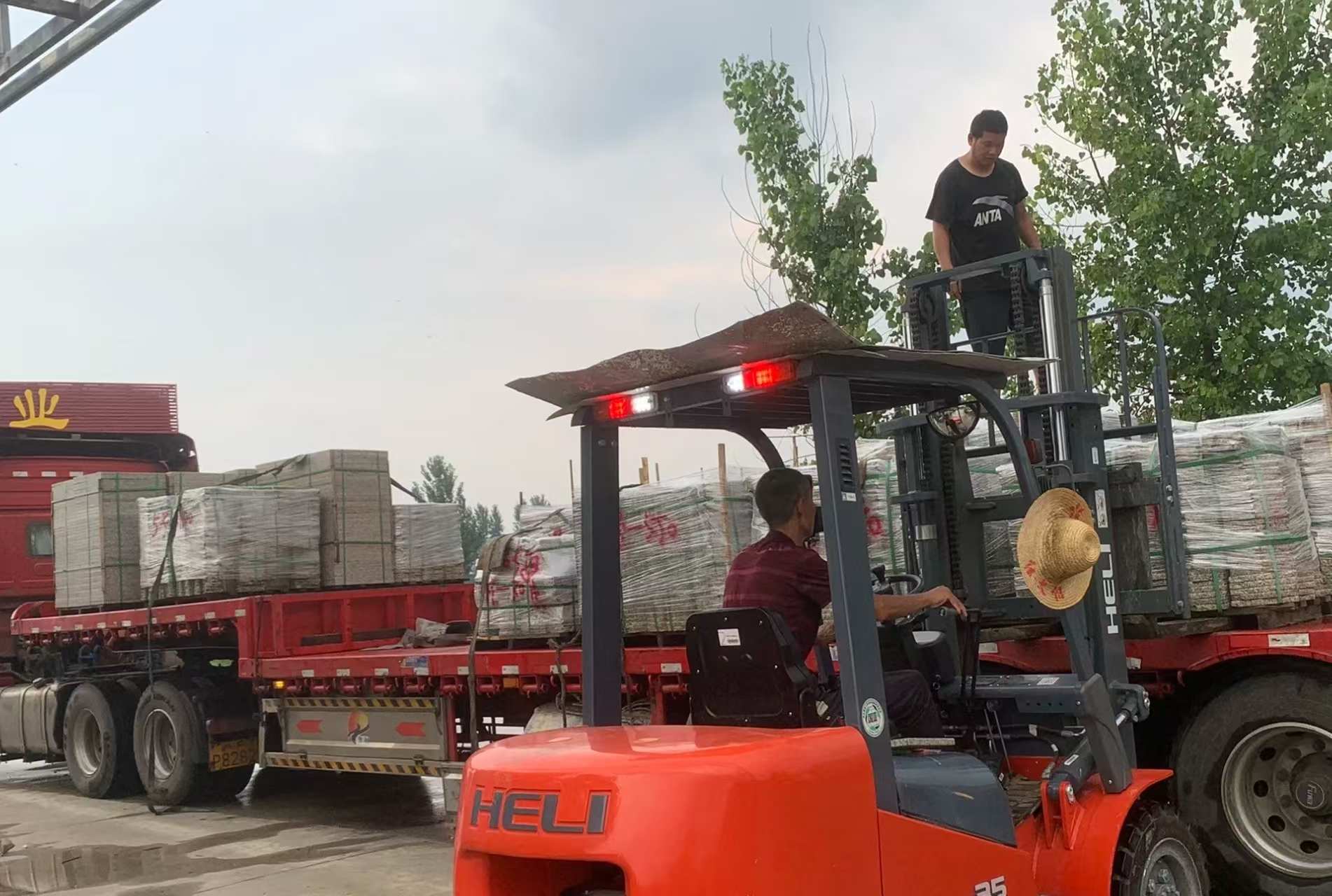 东营 黄金麻冰裂纹，地铺石装车