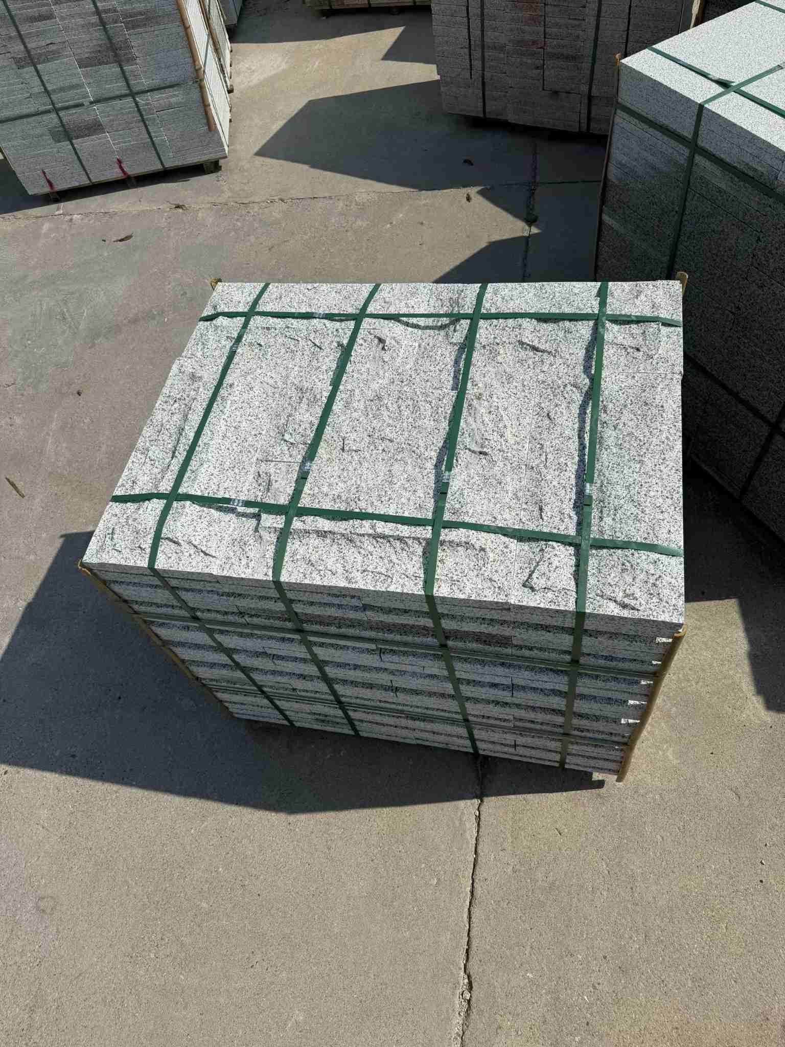 东营 白麻花岗岩石材自然面蘑菇石成品