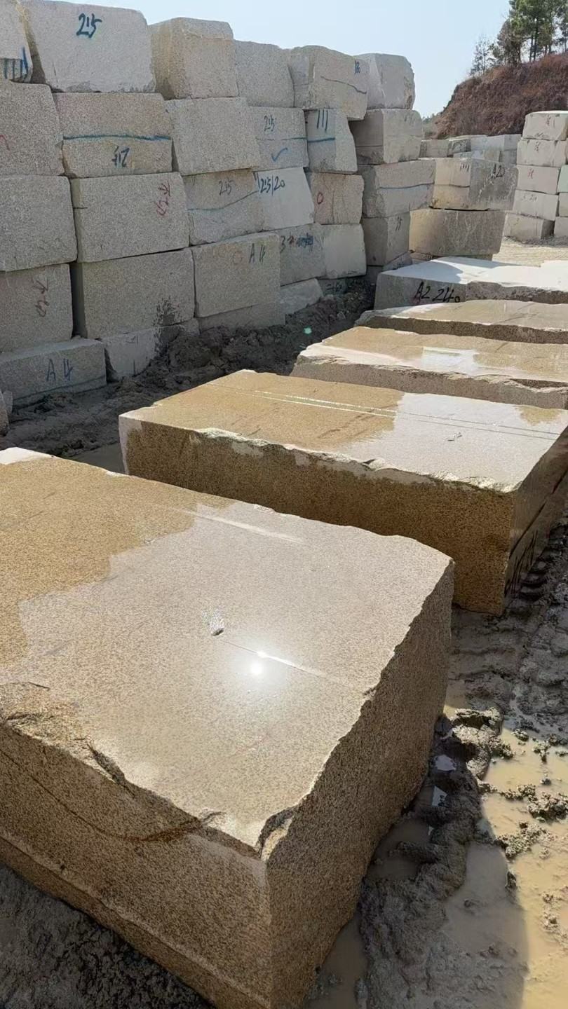 东营 黄金麻方料堆场洗料分选中，原材料充足