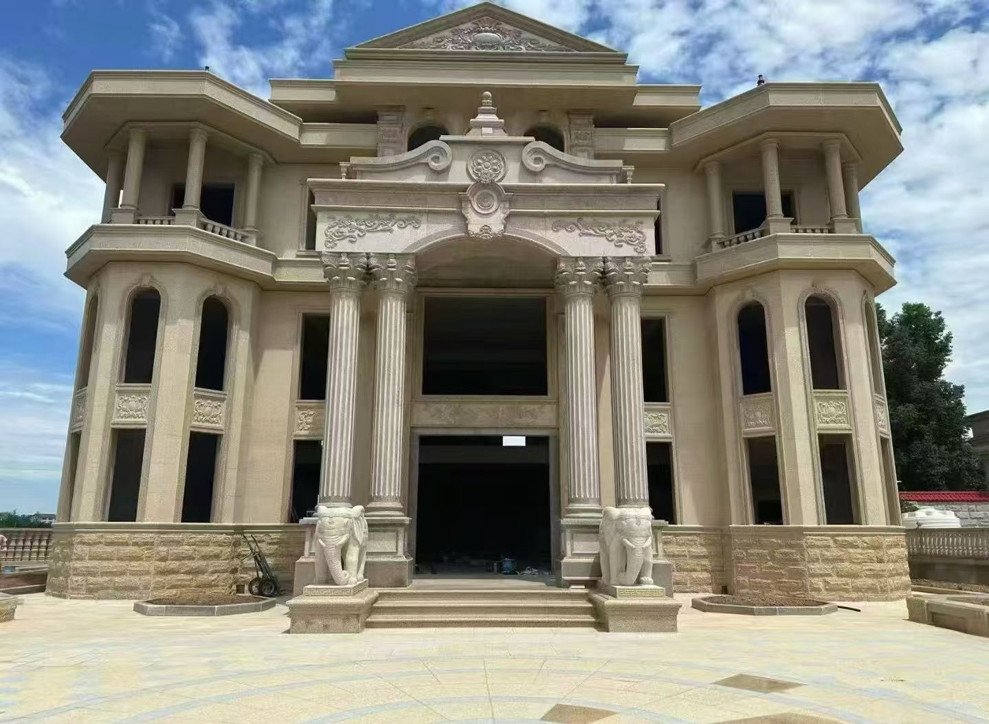 东营 黄金麻别墅外墙干挂，大柱，大象，蘑菇石，雕花板