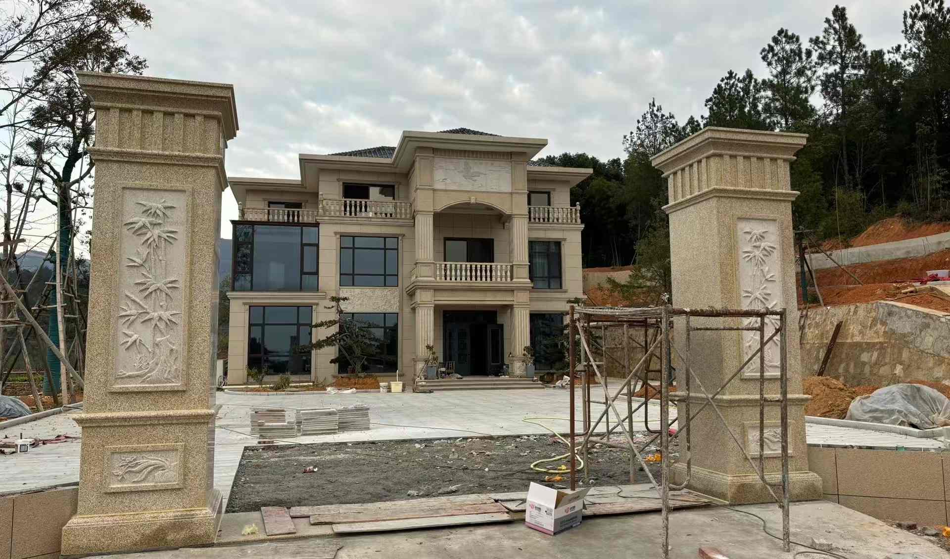 东营 黄金麻花岗岩别墅雕花外墙干挂配上门口雕花罗马柱