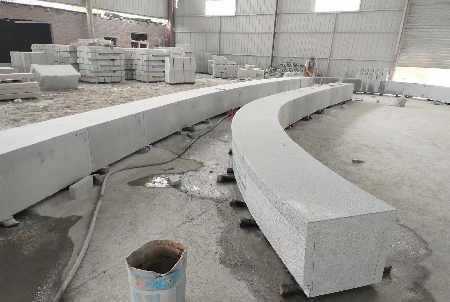 东营芝麻白花岗岩石板材 园林光面弧形坐凳