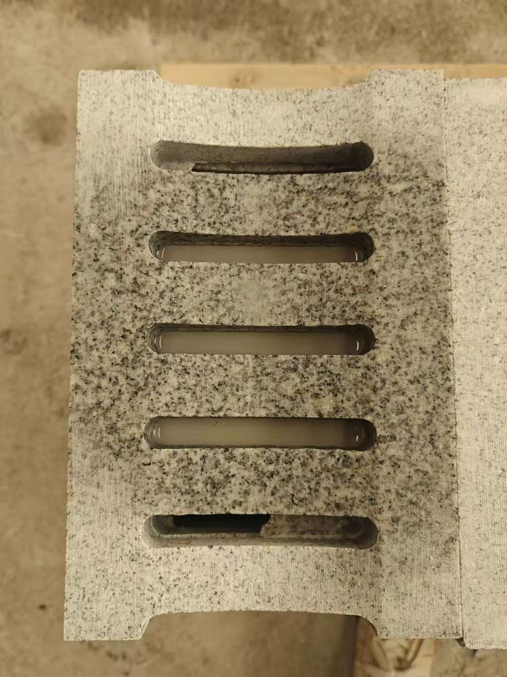 东营 芝麻白拉丝面花岗岩U型开槽排水槽