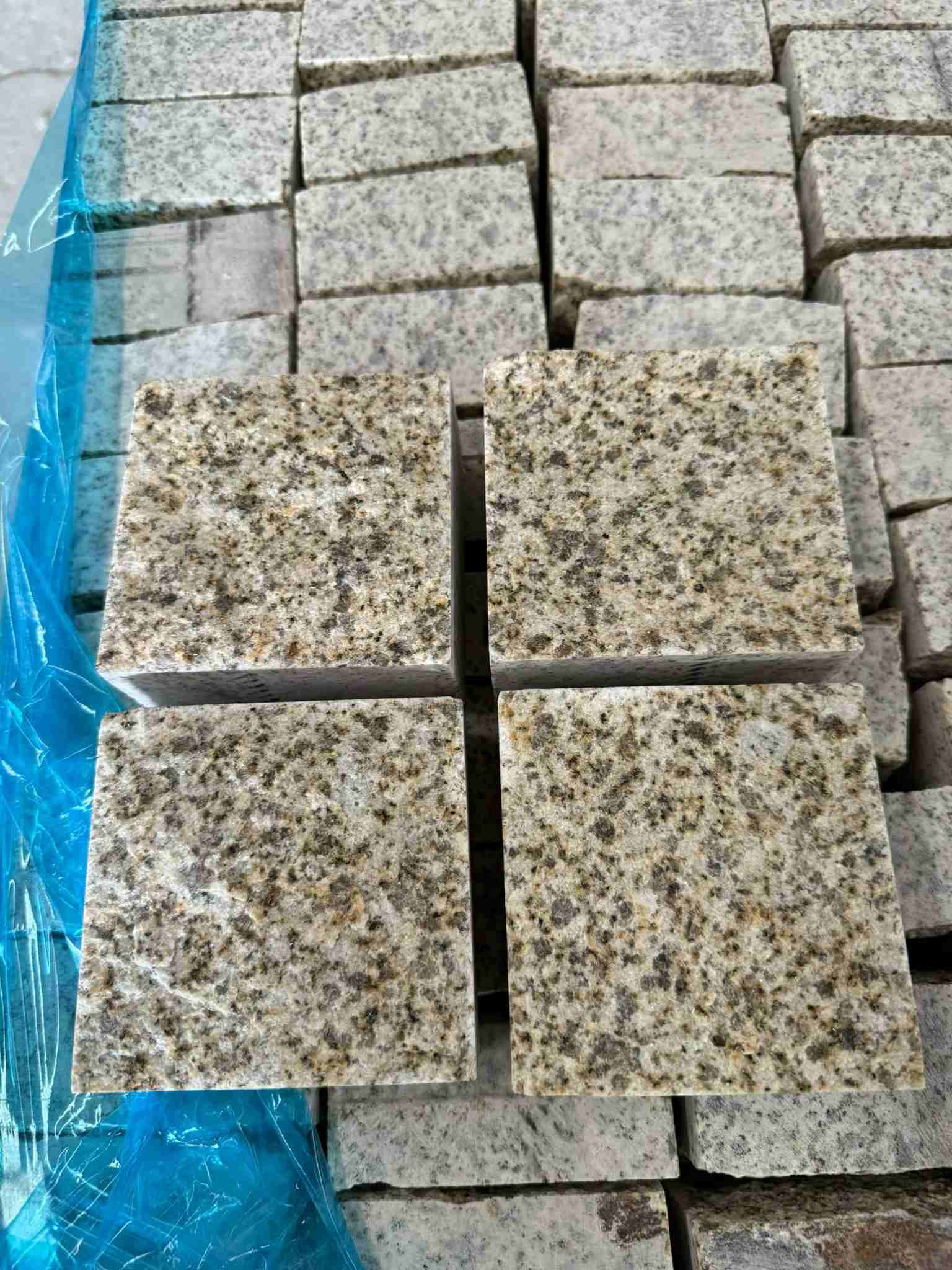 东营 黄金麻花岗岩自然面小方块，弹石，马蹄石等