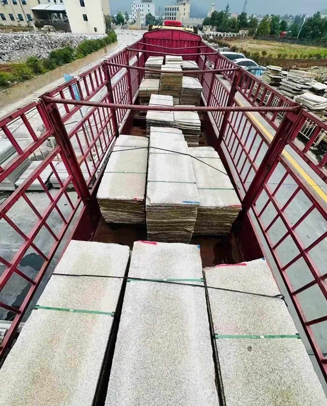 东营 黄金麻花岗岩荔枝面，光面毛板装车完成