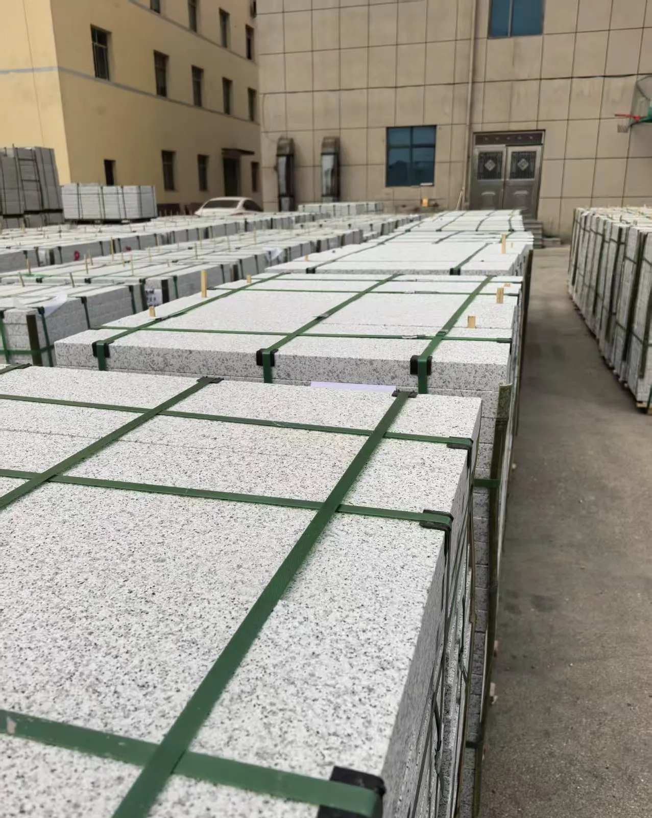 东营 白麻花岗岩5.0公分荔枝面地铺石