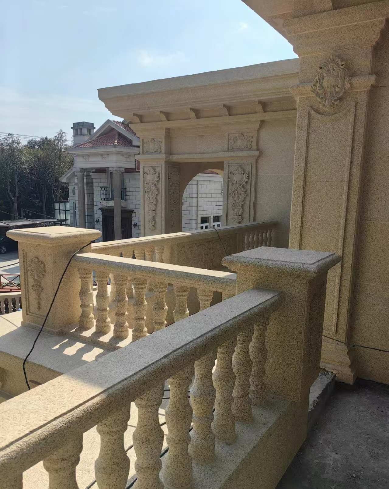 东营 黄金麻别墅外墙干挂雕花配合阳台栏杆花瓶柱