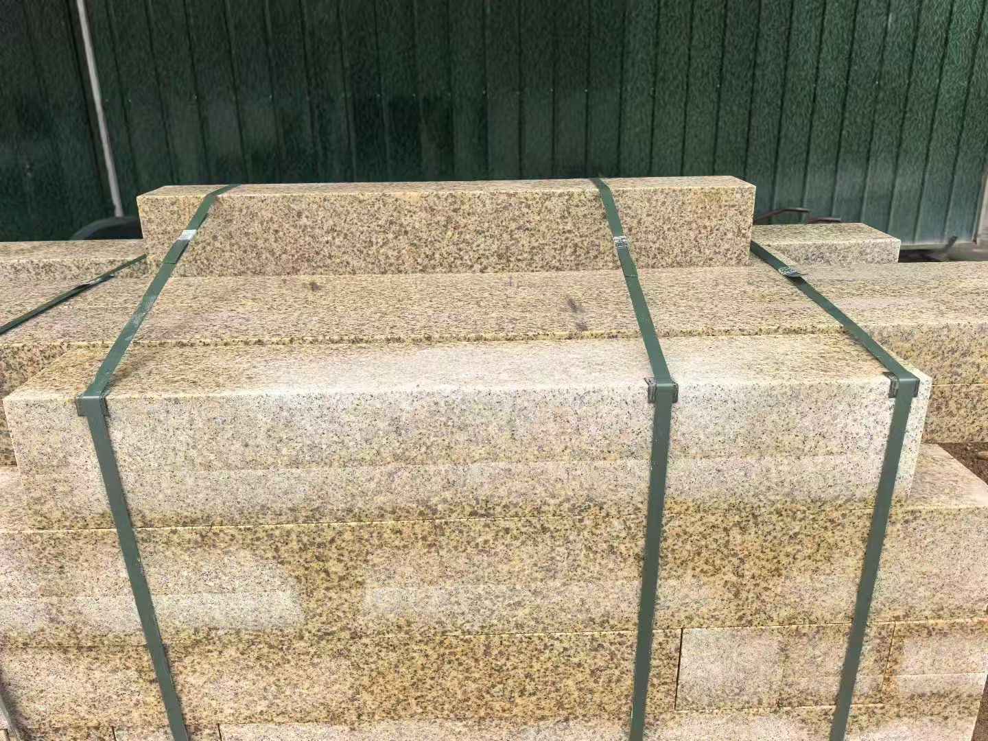 东营 黄金麻花岗岩石材机切面栏杆料半成品