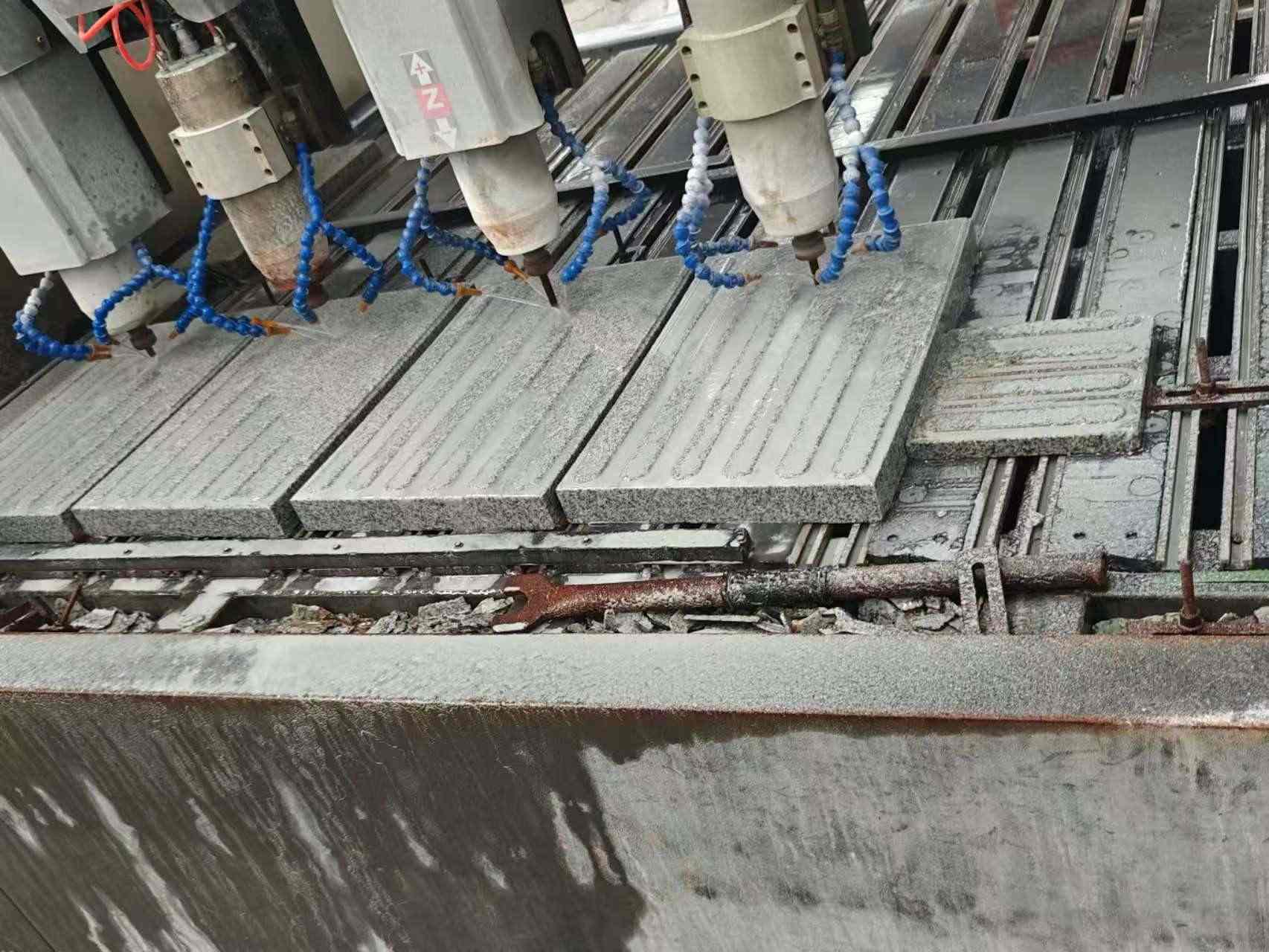 东营 芝麻白花岗岩荔枝面盲道雕刻