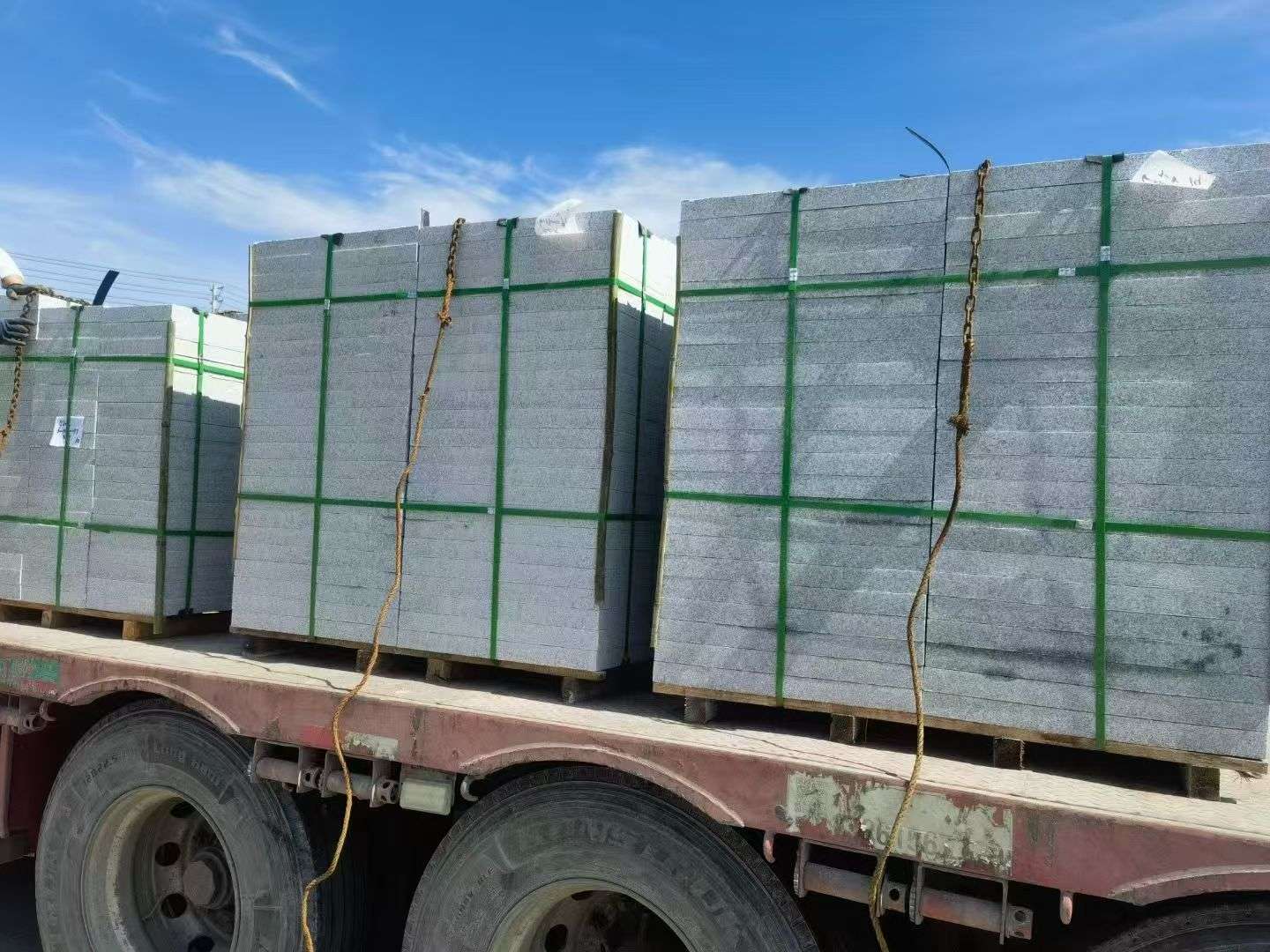 东营 芝麻白花岗岩地铺石装车日常