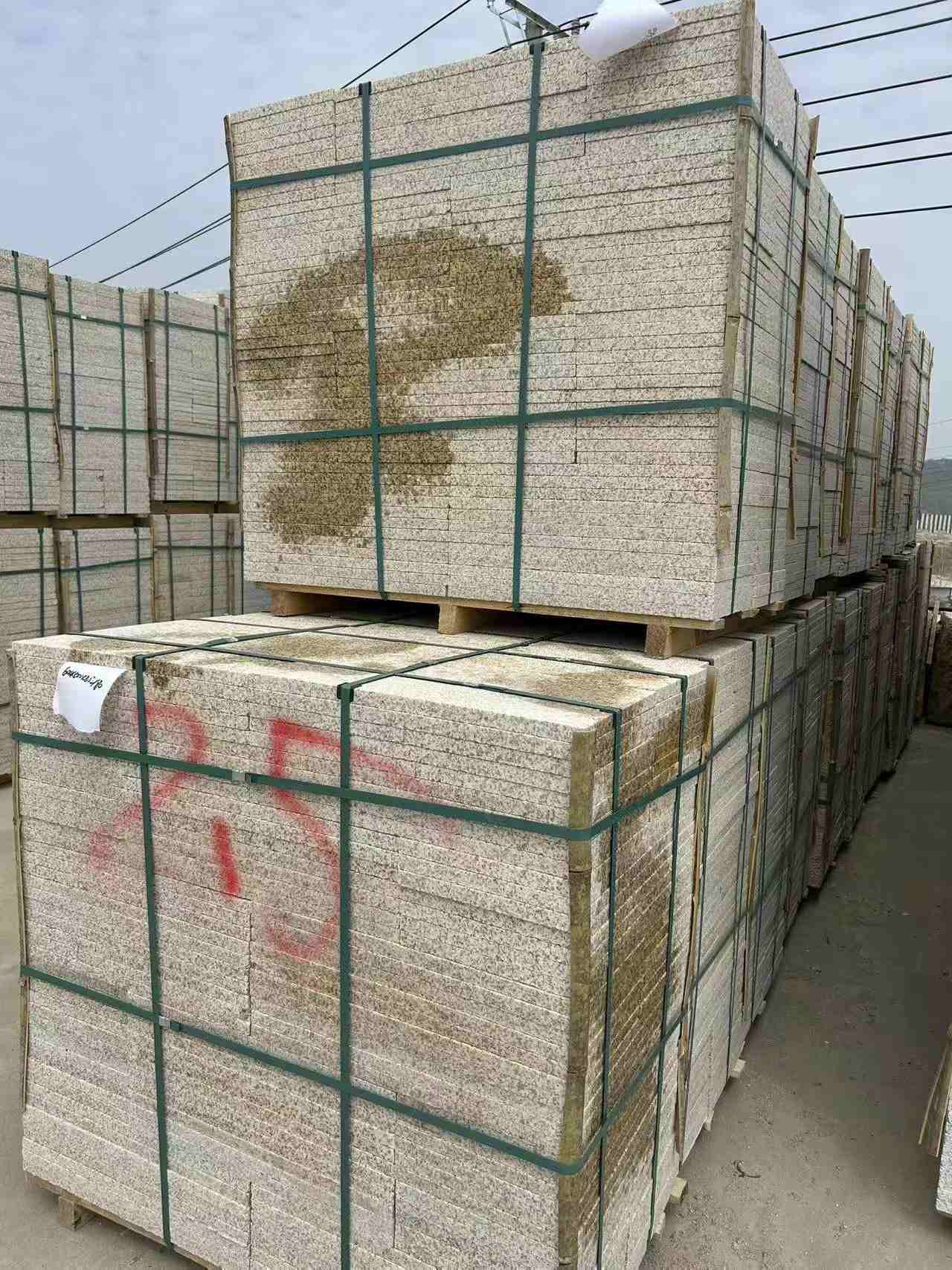 东营 黄金麻花岗岩石材荔枝面地铺石2.5*300*600