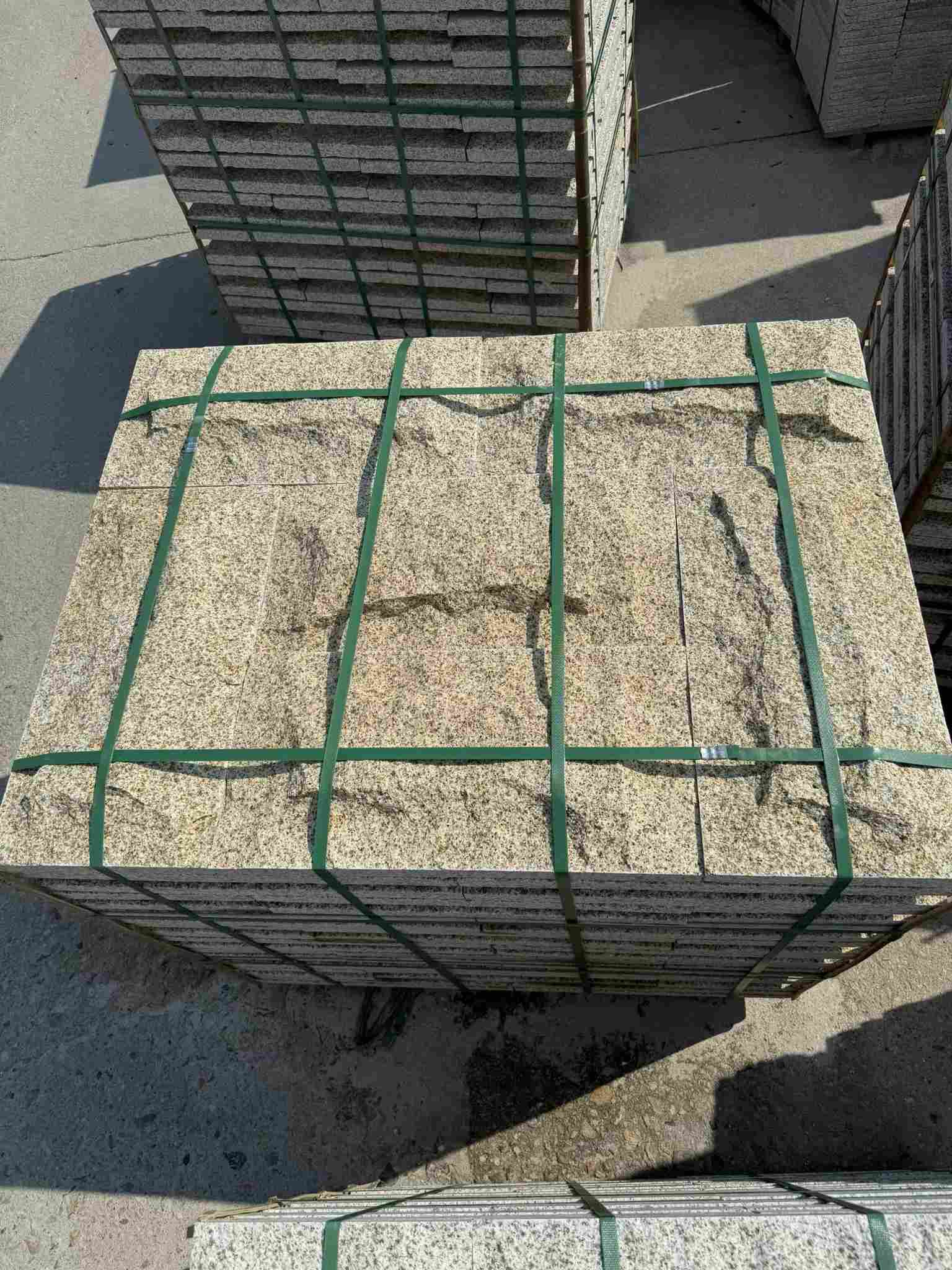 东营 黄金麻花岗岩石材自然面蘑菇石成品