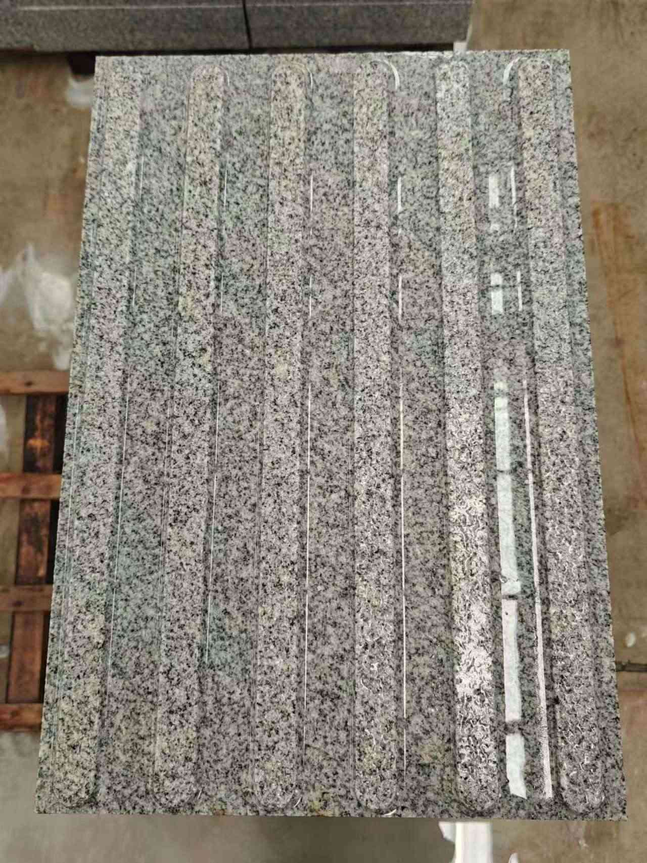 东营 芝麻白花岗岩荔枝面雕刻盲道，盲条