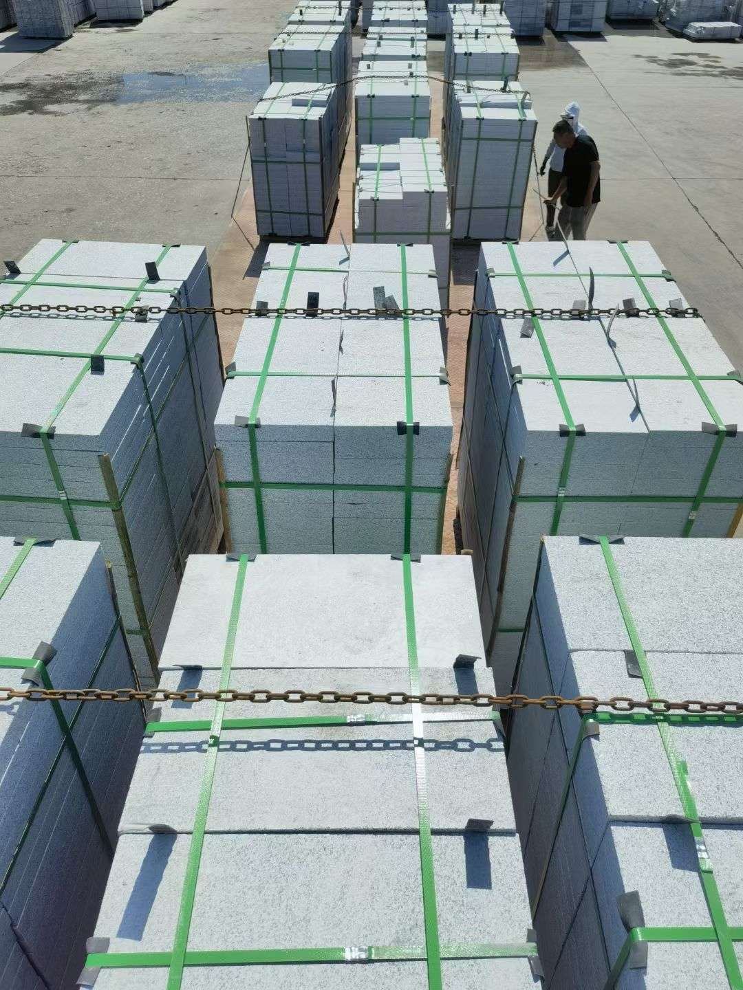 东营 芝麻白花岗岩5公分地铺石 花岗岩厂家工厂装车日常